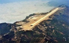 令人震撼的广西山顶机场 削平了65个山头