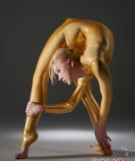 俄柔术女惊人绝技-腰可以旋转360度